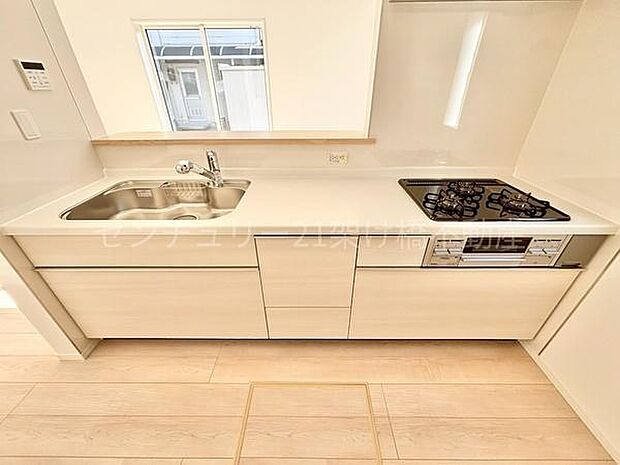 【システムキッチン】三口コンロ、グリル、浄水器付きシンクでお料理が捗ります♪