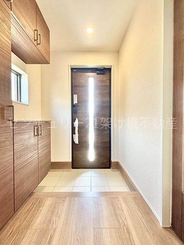 【玄関】飾り棚つきシューズボックス♪採光面があり、明るい玄関です。