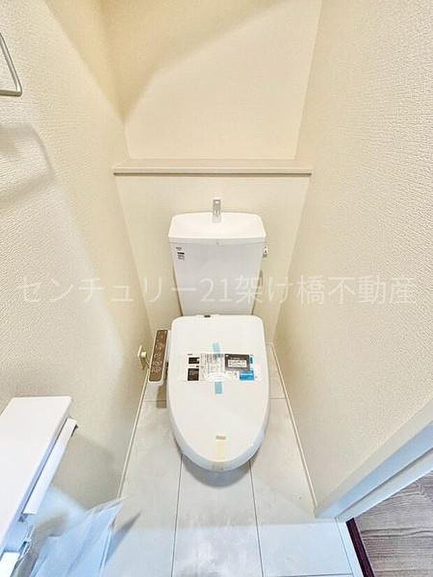 【1階 トイレ】温水洗浄便座で快適にお使いいただけます。