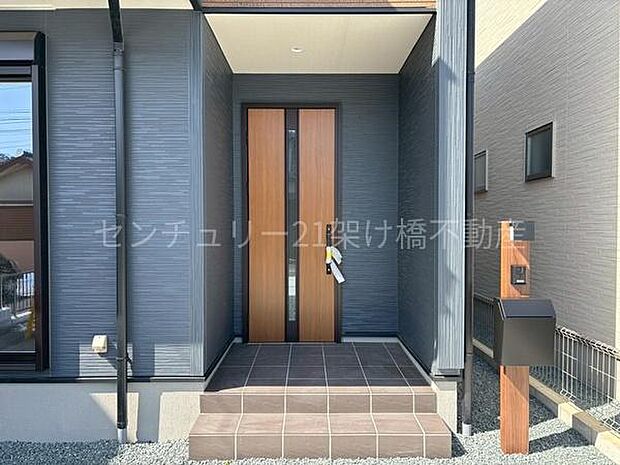 【玄関】屋根付きで雨の日にも安心です◎