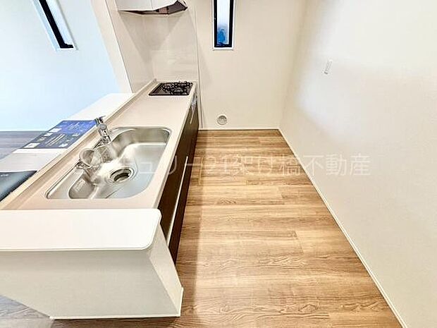 【システムキッチン】三口コンロ、グリル、浄水器付きシンクでお料理が捗ります♪