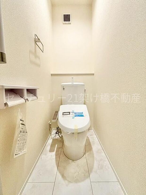 【1階 トイレ】温水洗浄便座で快適にお使いいただけます。