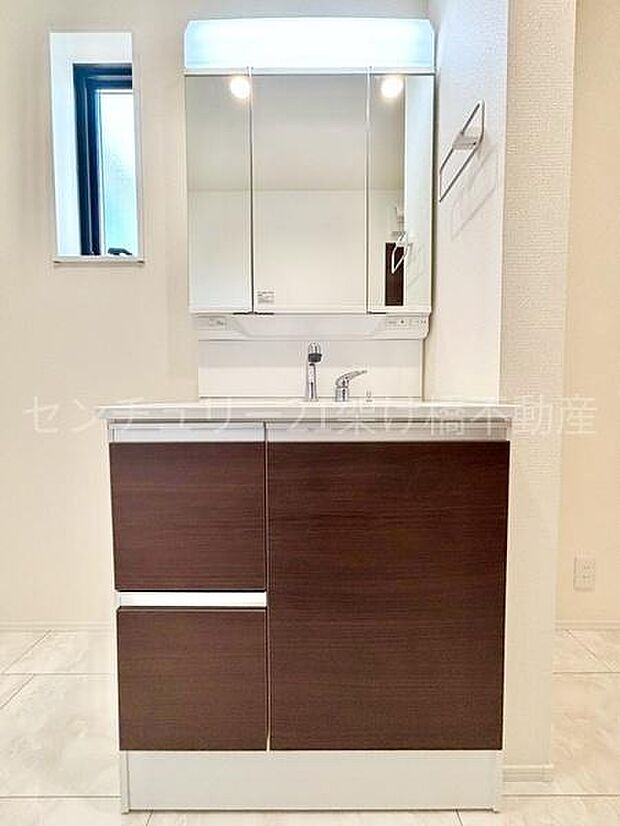 【洗面所】独立洗面台となっております。ストックなどを収納するのに便利な収納あり◎