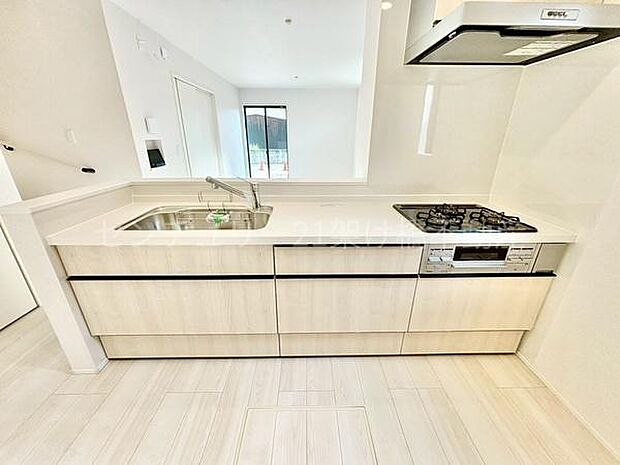 【キッチン】清潔感のあるホワイトカラーのシステムキッチン