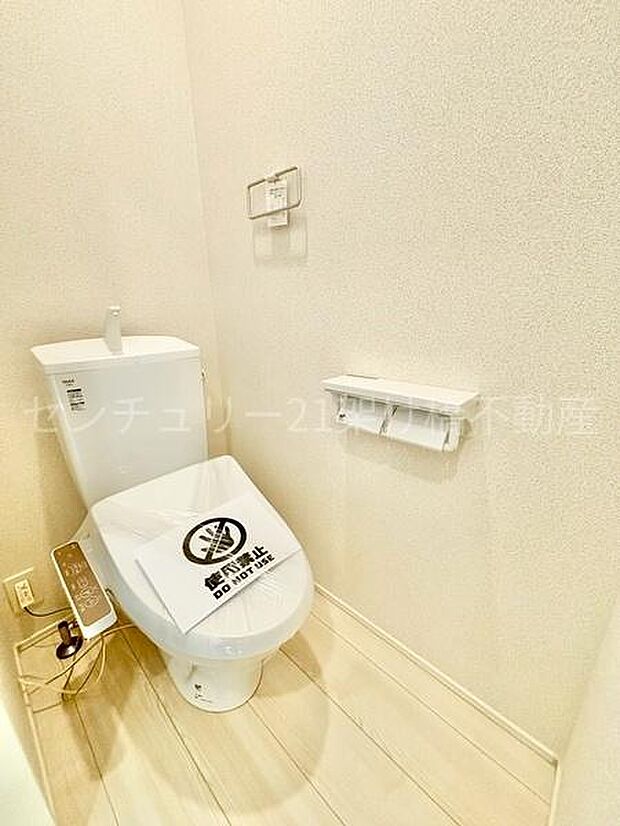 【2階 トイレ】温水洗浄便座で快適にお使いいただけます。