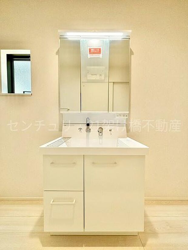 【洗面所】三面鏡の独立洗面台となっております。