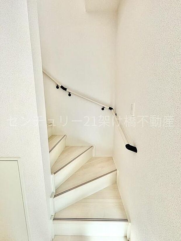 手すり付きの階段は小さなお子様やお年寄りのいるご家庭にも安心です♪