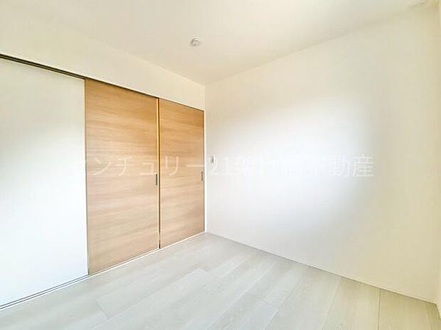 【LDK横 洋室 4.5帖】リビングの扉を開けて繋げれば22帖超えの広々空間にもできます♪