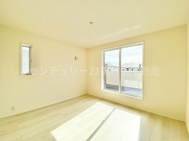 【洋室 7.75帖】広々とした洋室は、大容量のウォークインクローゼット付きで主寝室にぴったりです♪