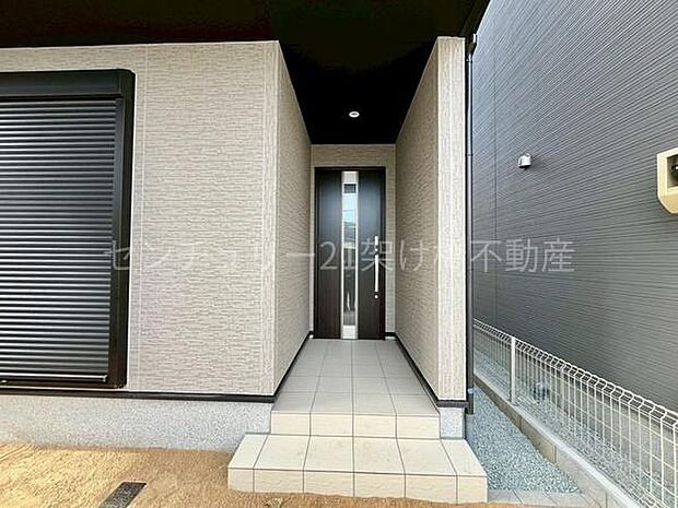 【玄関】屋根付きで雨の日にも安心です◎