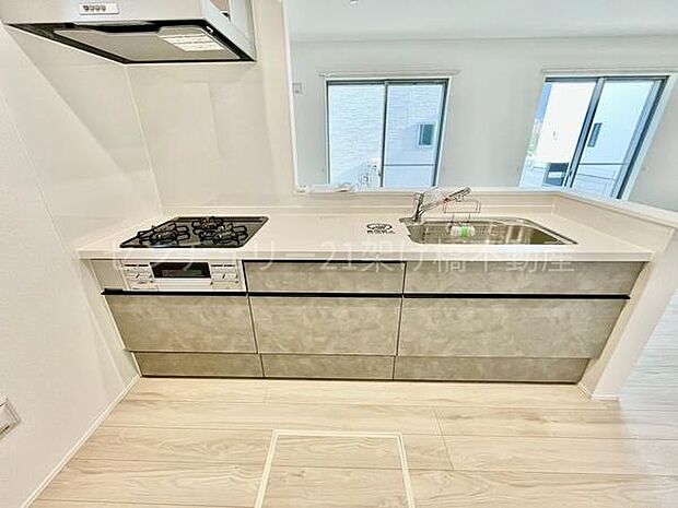 【キッチン】清潔感のあるグレーホワイトのシステムキッチン