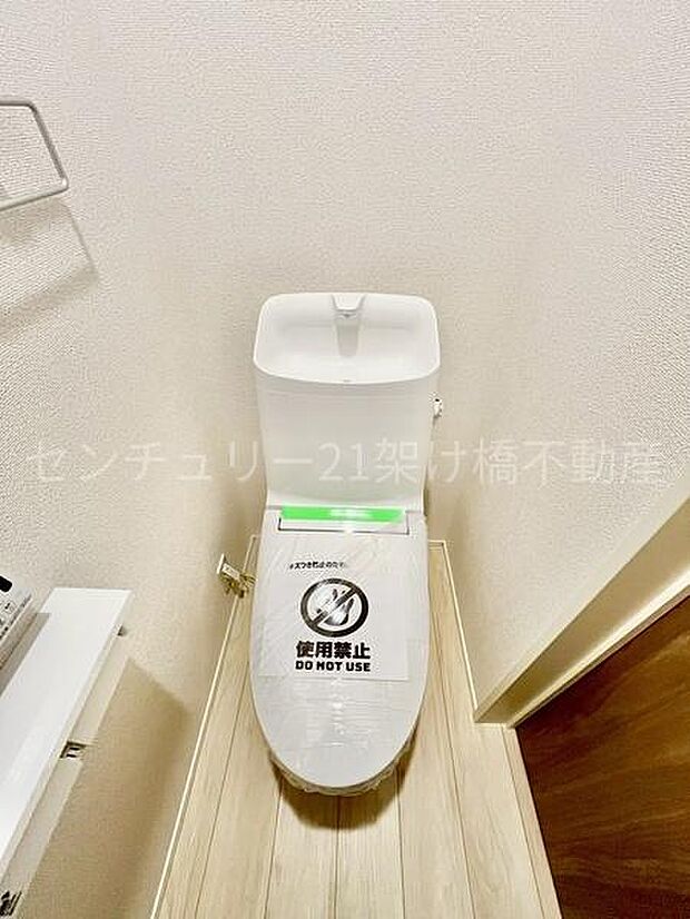 【1階 トイレ】温水洗浄便座で快適にお使いいただけます。