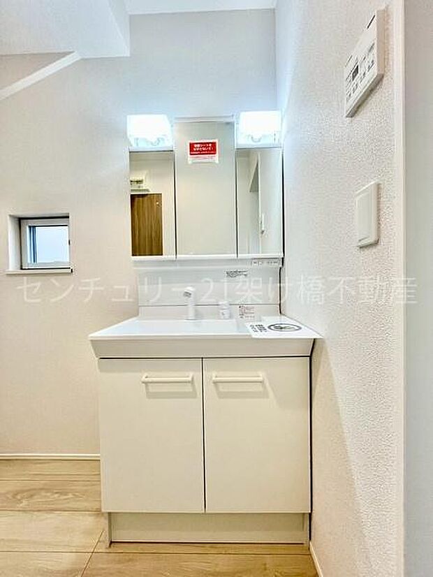 【洗面所】三面鏡の独立洗面台となっております。