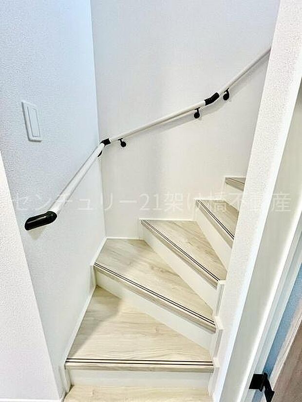 手すり付きの階段は小さなお子様やお年寄りのいるご家庭にも安心です♪