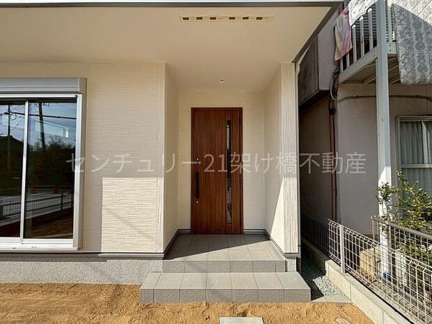【玄関】屋根付きで雨の日にも安心です◎