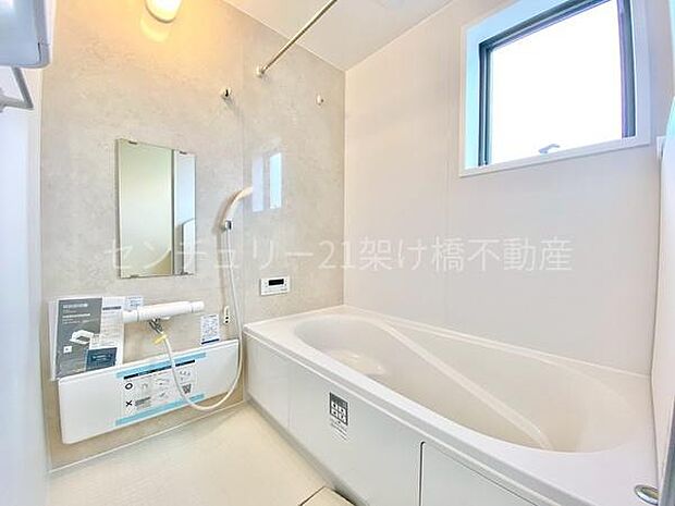 【浴室】浴室乾燥暖房機付きです。雨の日の洗濯物の乾燥やヒートショック対策としてもお使い頂けます。