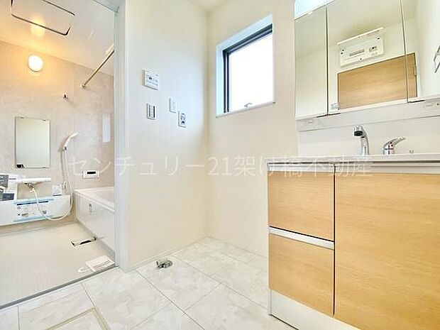 【洗面所】三面鏡の独立洗面台となっております。ストックなどを収納するのに便利な収納あり◎