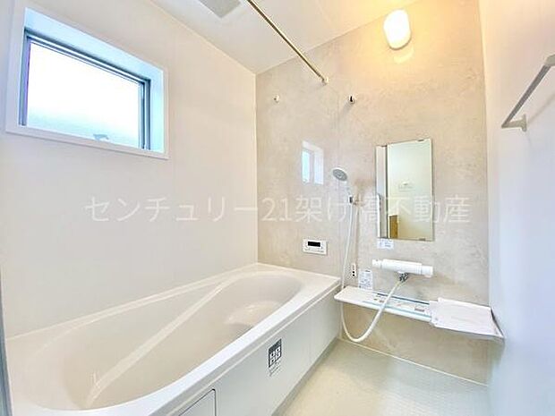 【浴室】浴室乾燥暖房機付きです。雨の日の洗濯物の乾燥やヒートショック対策としてもお使い頂けます。