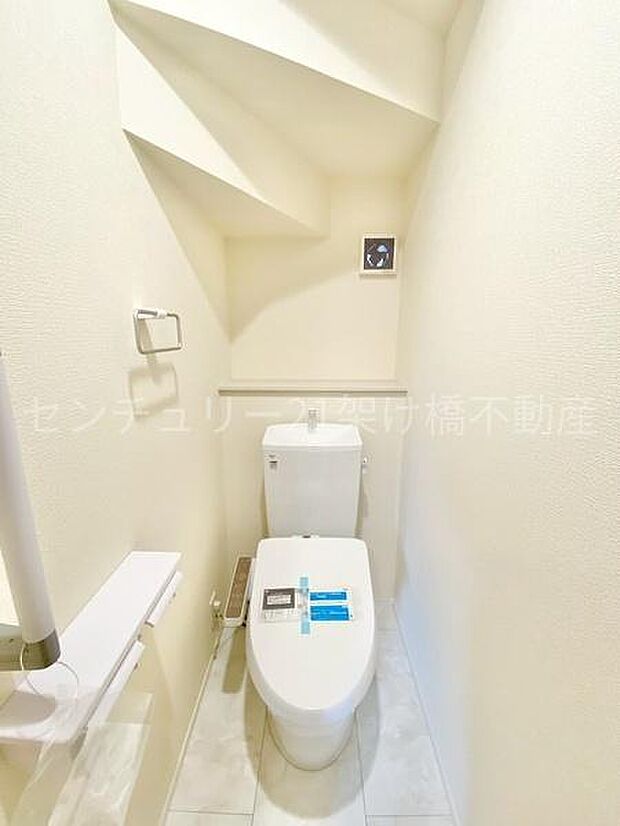 【1階 トイレ】温水洗浄便座で快適にお使いいただけます。