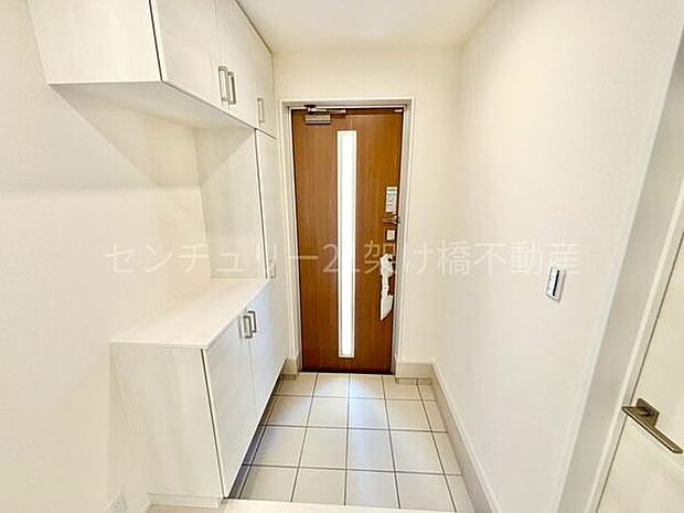 【玄関】飾り棚つきのシューズボックスです♪