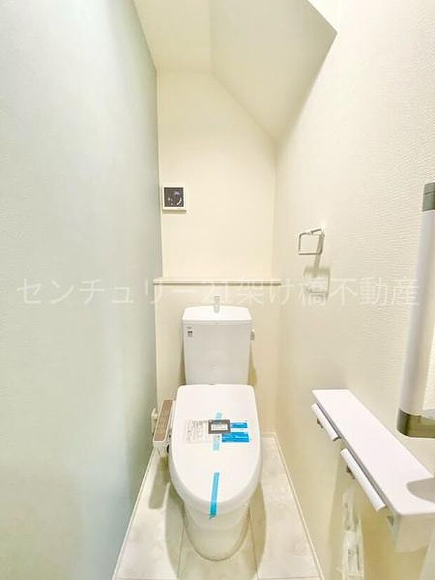 【1階 トイレ】温水洗浄便座で快適にお使いいただけます。