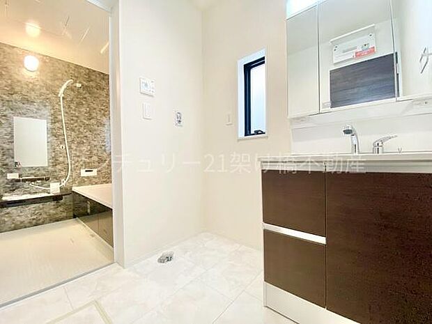 【洗面所】三面鏡の独立洗面台となっております。ストックなどを収納するのに便利な収納あり◎