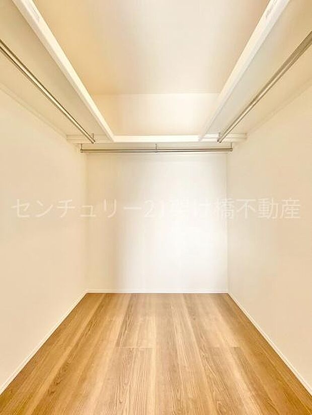 【8帖　洋室】ウォークインクローゼット季節物の収納も安心◎