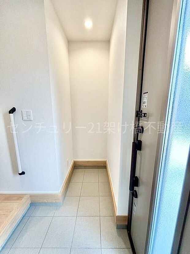 採光面があり明るい玄関♪土汚れの気になるアウトドア用品なども収納可能な土間収納付き!