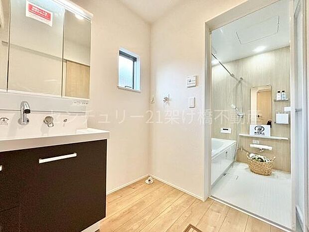 【洗面所】三面鏡の独立洗面台となっております。ストックなどを収納するのに便利な収納あり◎