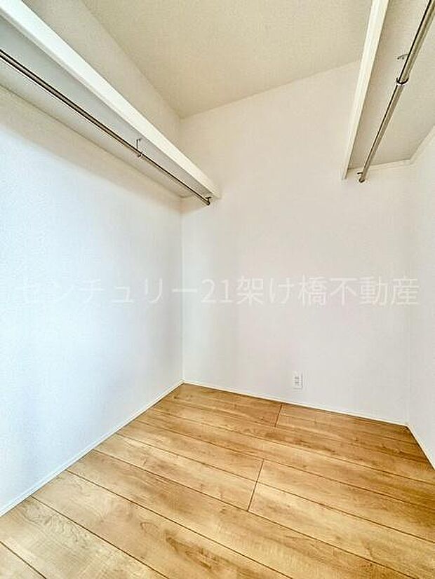 【2階 洋室7.5帖】ウォークインクローゼット季節物の収納も安心です◎