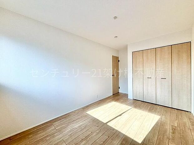 【2階 洋室 6.7帖】全洋室南向きで明るく、クローゼット完備!