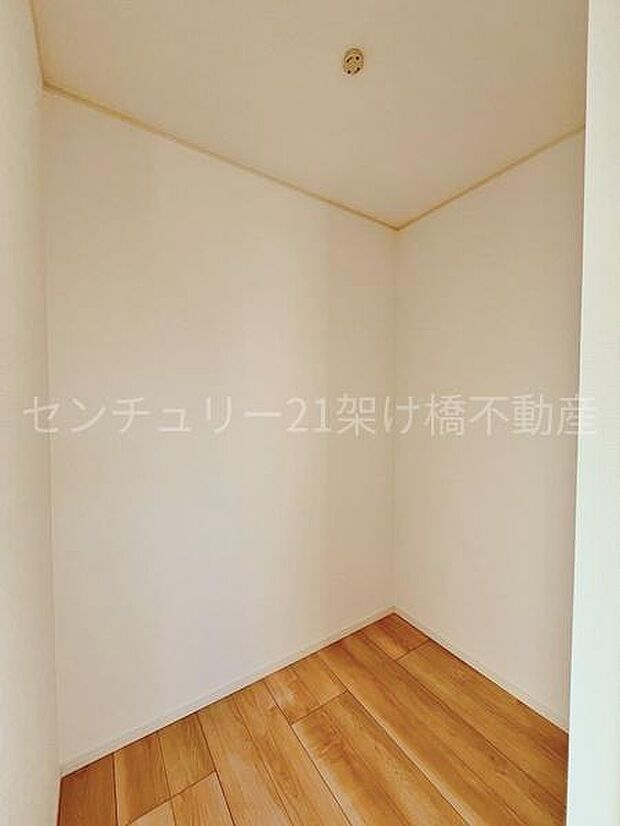 【洋室 8帖】ウォークインクローゼット1.5帖季節物の収納も安心！