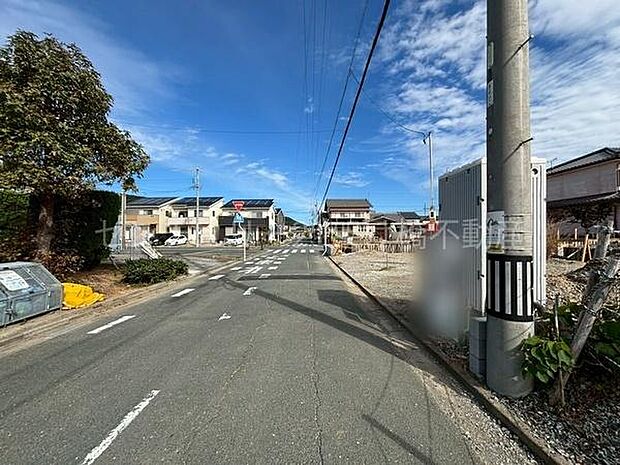 西側公道約6.2mあり、駐車も楽々♪