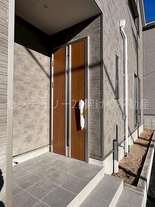 【玄関】屋根付きで雨の日にも安心です◎