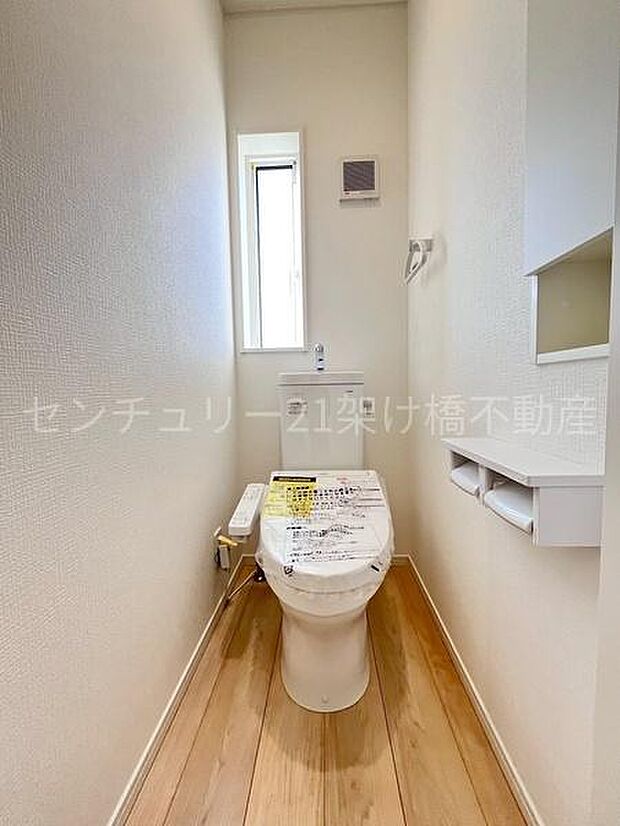 【1階 トイレ】温水洗浄便座で快適にお使いいただけます。