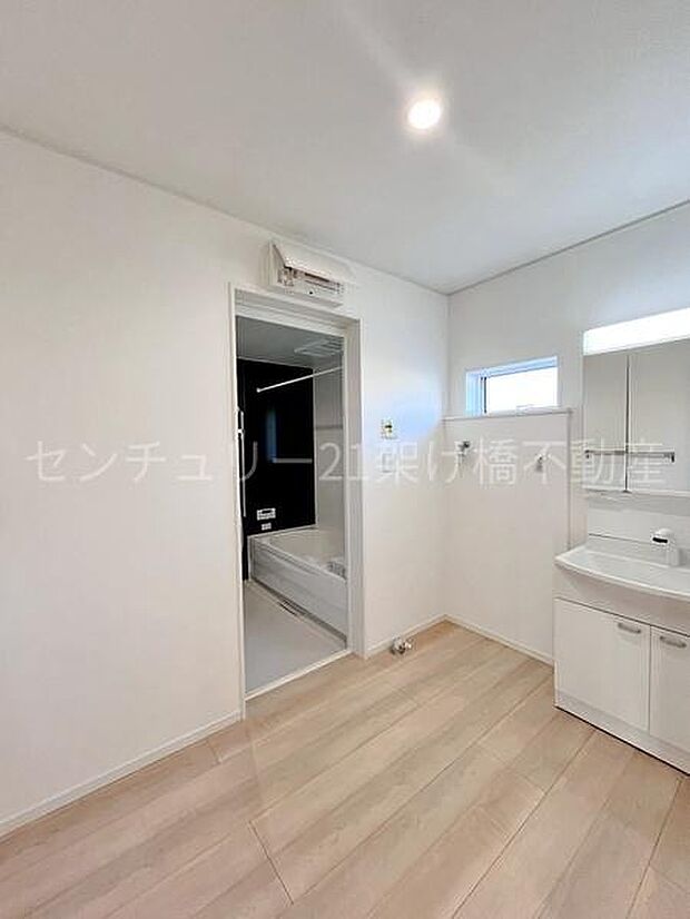 【洗面所】三面鏡の独立洗面台となっております。ストックなどを収納するのに便利な収納あり◎