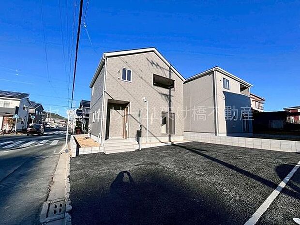 北側公道8.4ｍあり、駐車も楽々♪