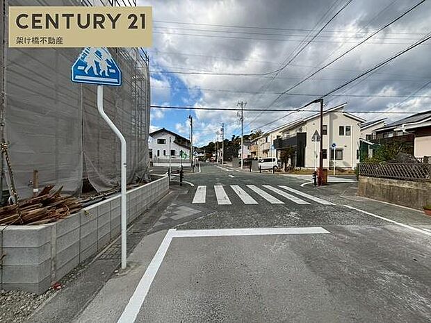 北側公道8.4mあり、駐車も楽々♪