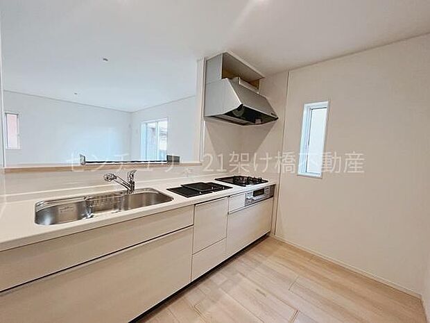 【システムキッチン】三口コンロ、グリル、浄水器付きシンクでお料理が捗ります♪