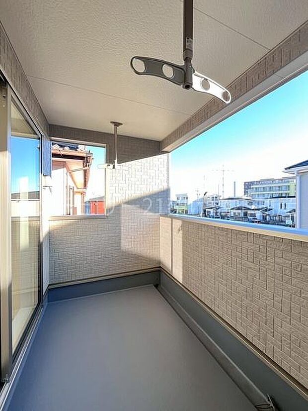 【南向きバルコニー】雨の日も安心なインナーバルコニーです。