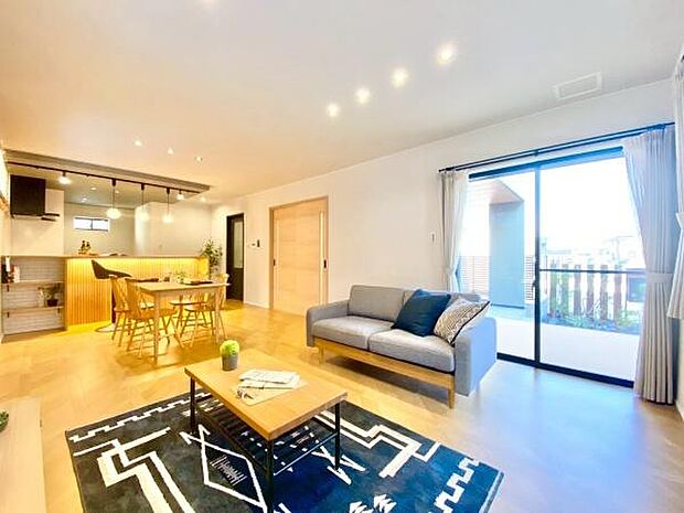 【ＬＤＫ　20.5帖】3面採光で明るく、夜はライティングが映えるお洒落な空間に◎