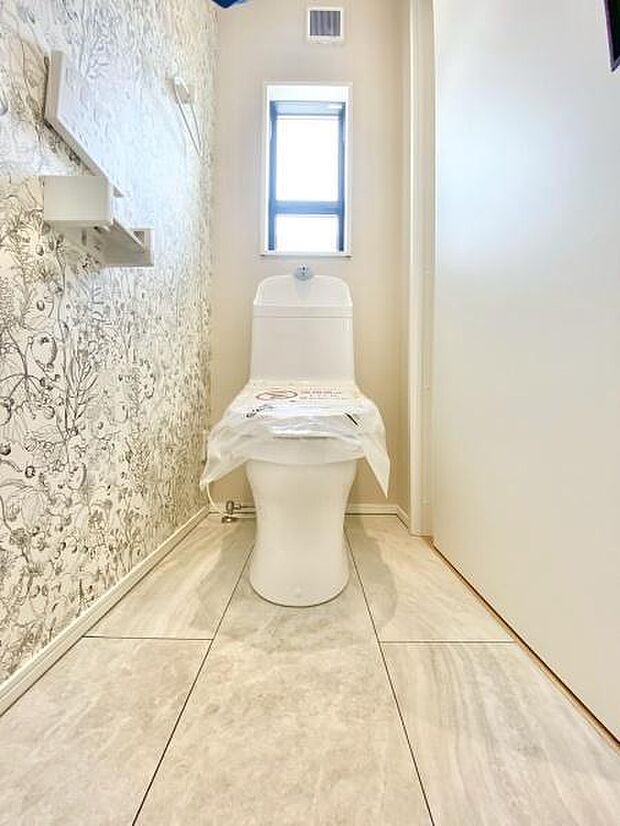 【2階 トイレ】衛生的な温水洗浄便座で快適にお使いいただけます。