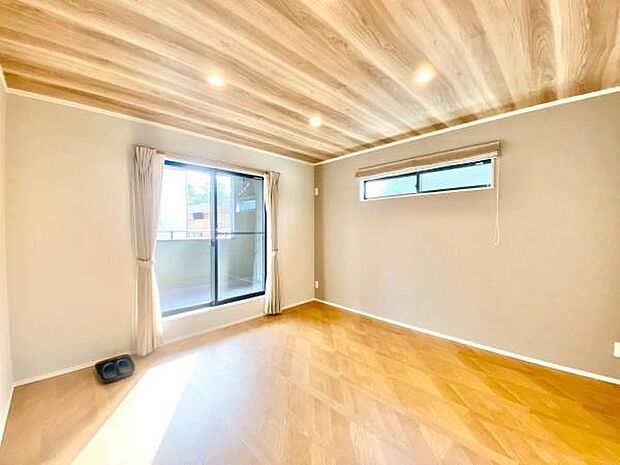 【2階　洋室　8帖】アクセントクロスと木目調の天井がお洒落な洋室。大容量ウォークインクローゼットつき！！