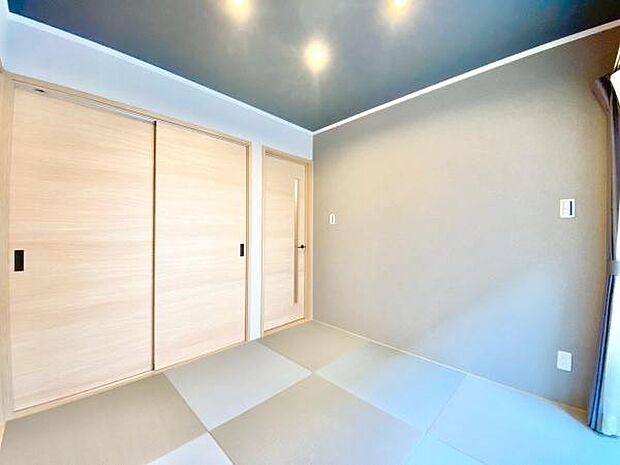 【リビング横　和室　4.5帖】別角度2WAYタイプで玄関からも直接出入り可能なため、急な来客時にも安心です◎