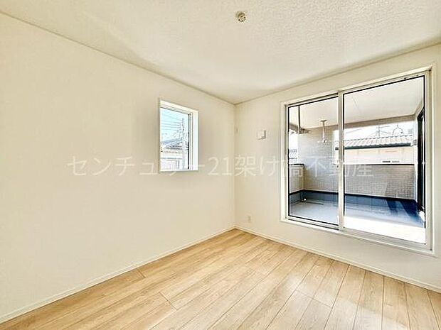 【2階　5.2帖　洋室】バルコニーに面した洋室は明るく過ごしやすい空間◎