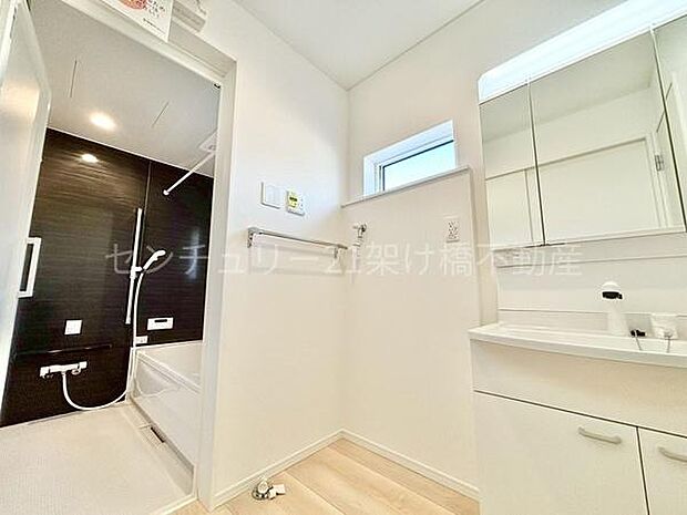 【洗面所】三面鏡の独立洗面台となっております。