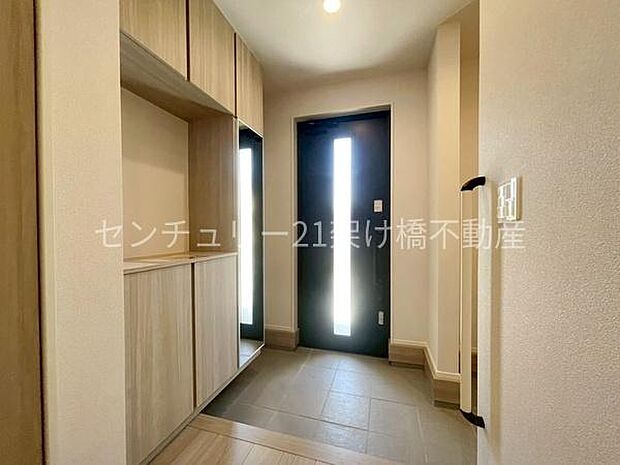 【玄関】飾り棚つきシューズボックス♪採光面があり、明るい玄関です。シューズボックス&土間収納あり!!