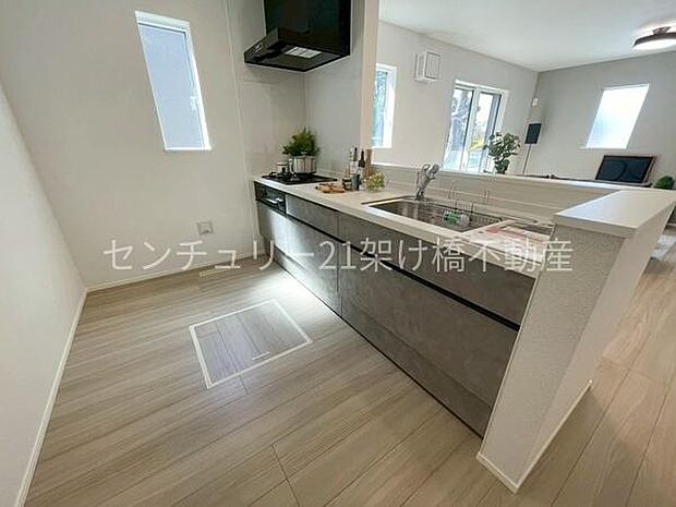 【キッチン】カウンタータイプのキッチンはご家族を見守りながら調理ができます♪