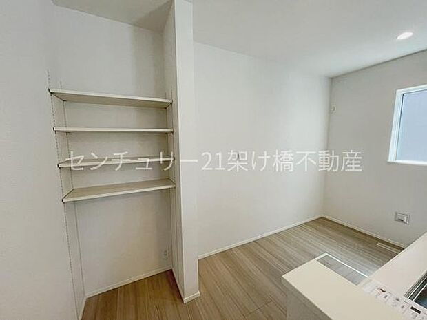 キッチン裏には便利な収納棚あり♪