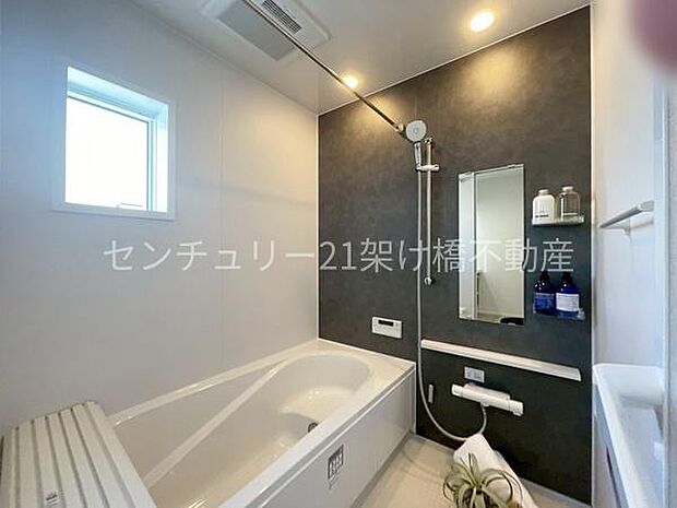 【浴室】浴室乾燥暖房機付きです。雨の日の洗濯物の乾燥やヒートショック対策としてもお使い頂けます。